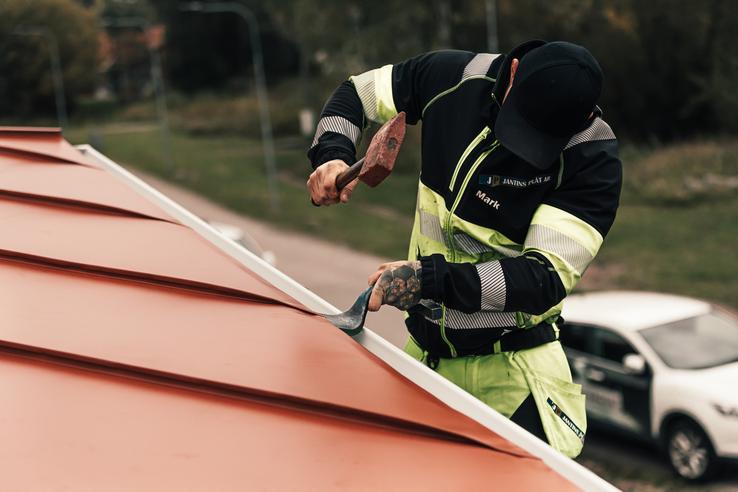 Falsat plåttak i Västerås under arbete